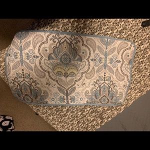 King sized quilt and two king sized pillow shams